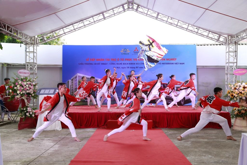 Truong-Cao-dang-Ky-thuat-Cong-nghe-Bach-Khoa-nhan-tai-tro-o-to-tu-Mitsubishi-Motors-Vietnam