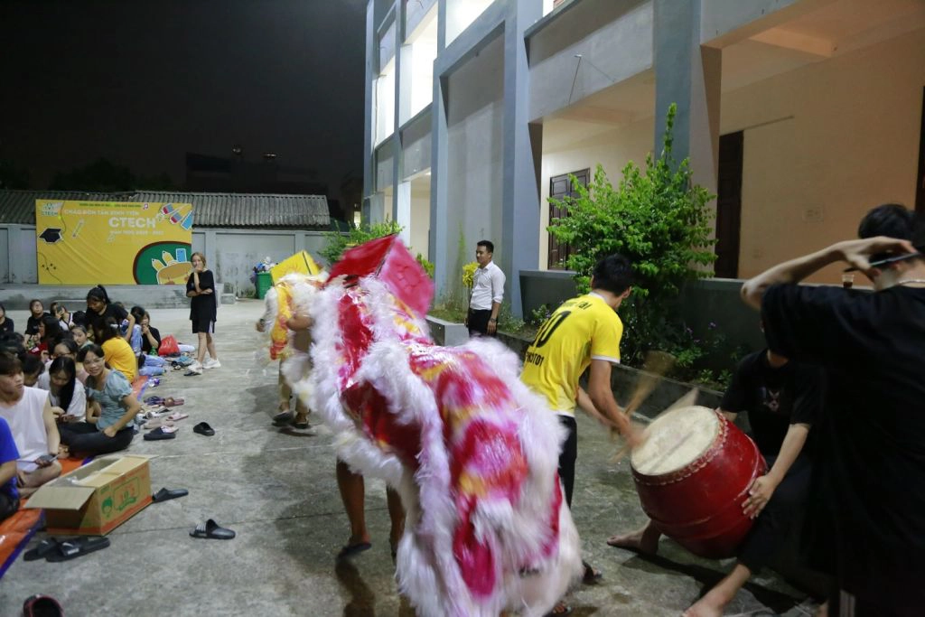 Trung thu “cùng nhau” của tân sinh viên CTECH