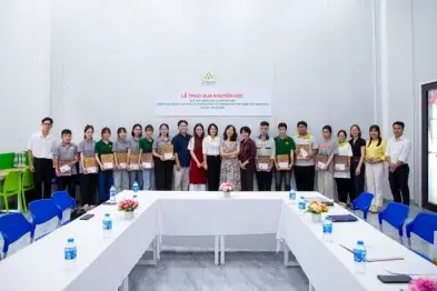 Quỹ học bổng MAI's Generation trao quà khuyến học cho sinh viên CTECH