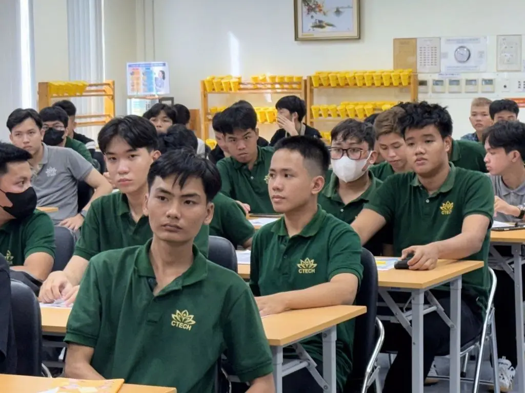 Gần 80 sinh viên CTECH Cần Thơ đáp chuyến bay sớm tới Hải Phòng, bắt đầu kỳ thực tập tại Doanh nghiệp Yazaki