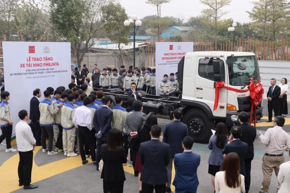 Hino Motors Việt Nam chính thức trao tặng xe tải Hino FM8JN7A cho CTECH