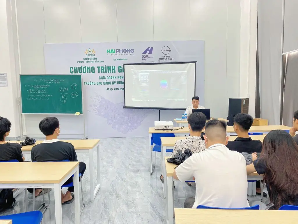 Khoa Công nghệ thông tin CTECH tổ chức gặp gỡ sinh viên