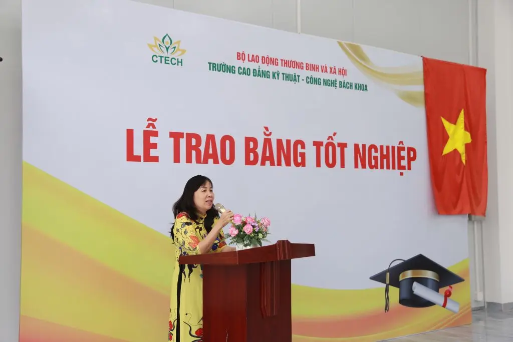 Lễ trao bằng tốt nghiệp cho sinh viên K11