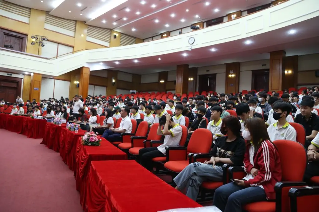 Sinh viên CTECH tham gia hoạt động ngoại khóa về Giáo dục giới tính