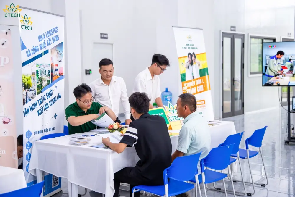 Series Chào tân sinh viên 2025 (2): CTECH nhộn nhịp đón K16 đến hoàn thành thủ tục nhập học