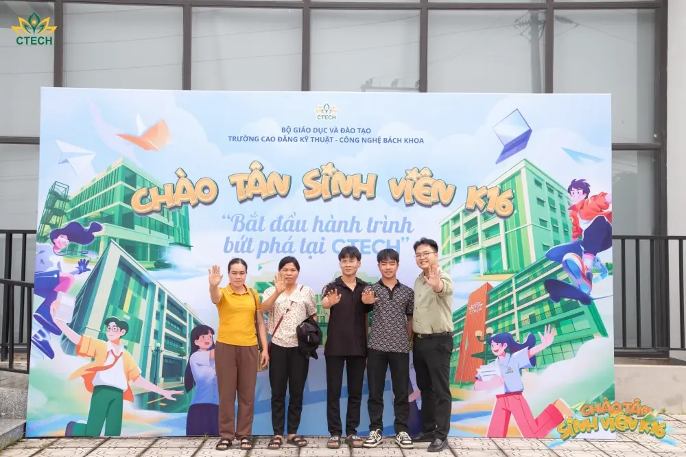Series Chào tân sinh viên 2025: Sôi động ngày hội tiếp đón và làm thủ tục nhập học cho K16 tại CTECH