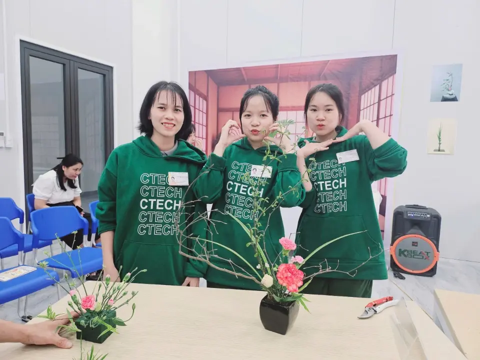 Sinh viên CTECH trải nghiệm nghệ thuật căm hóa Ikebana cùng nghệ nhân