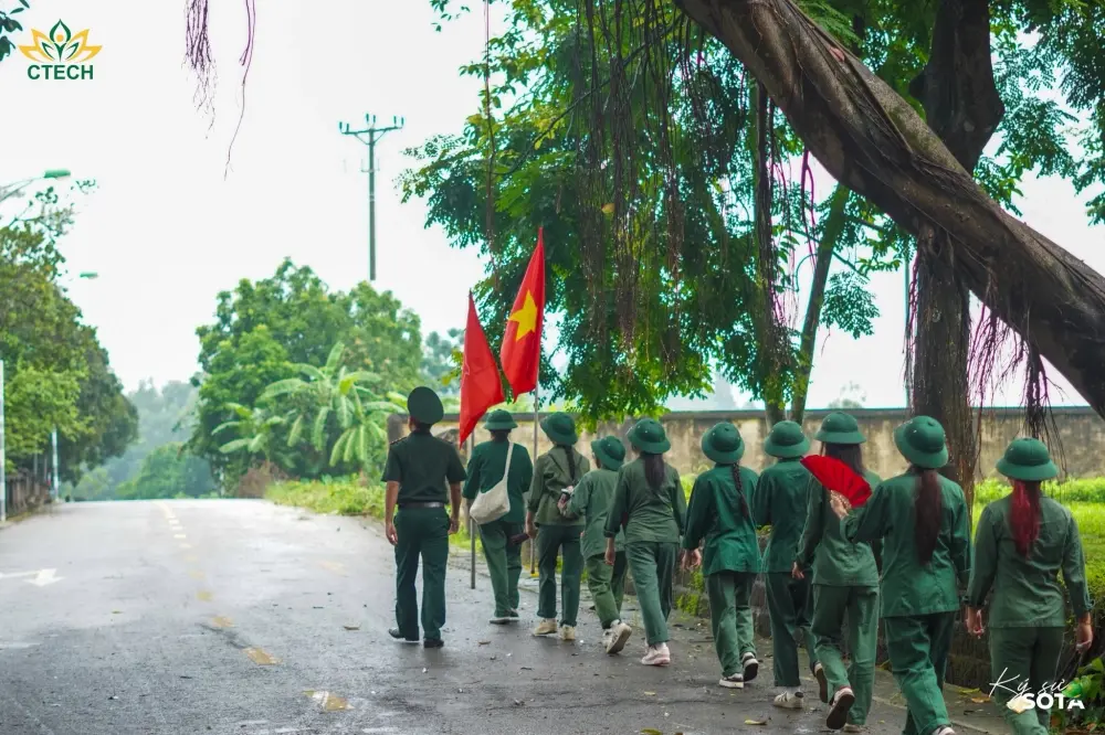 Sinh viên CTECH trong kỳ học quân sự: Các chiến sĩ trẻ dâng hương tưởng niệm anh hùng dân tộc
