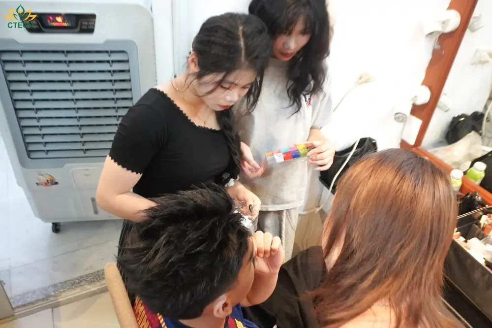 Sinh viên ngành Chăm sóc sắc đẹp CTECH trải nghiệm thực tế cùng đoàn kịch Vùng trời bình yên